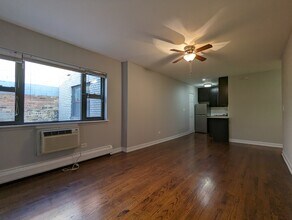 524 W Oakdale Ave, Unit 318 in Chicago, IL - Foto de edificio - Building Photo