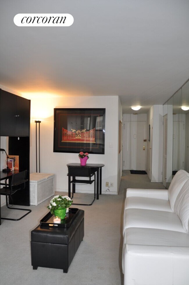 220 E 57th St in New York, NY - Building Photo - Building Photo