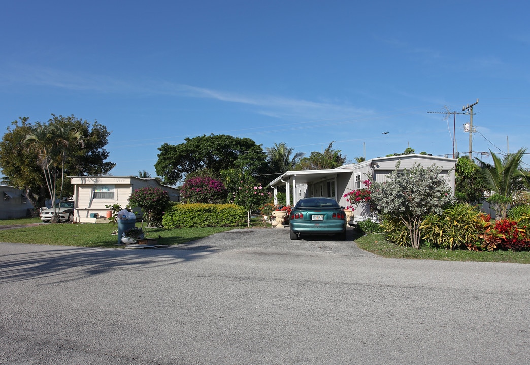 Holiday Plaza Manufactured Home Community in West Palm Beach, FL - Building Photo