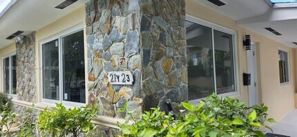 21 NW 32nd Ct in Miami, FL - Building Photo - Building Photo