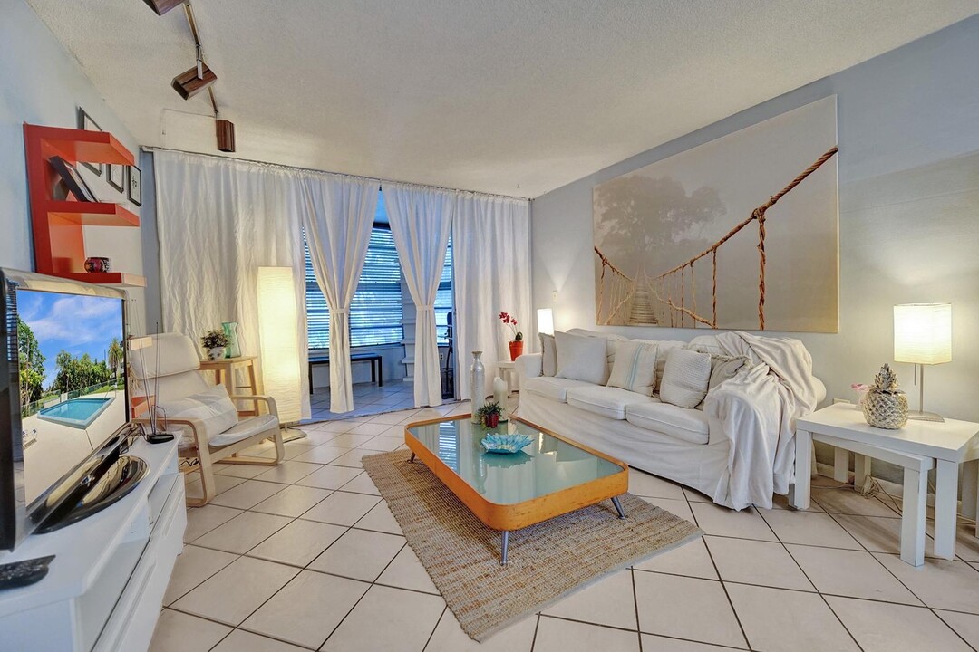 1701 NE 191st St in Miami, FL - Building Photo