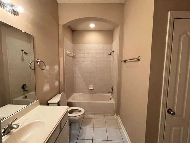 property at 3305 Knollcrest Ln