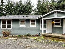 1574 Park View Dr NE in Bainbridge Island, WA - Building Photo