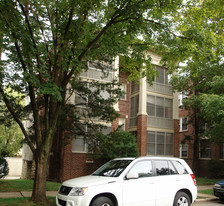 5121-5123 Wyandotte St Apartamentos