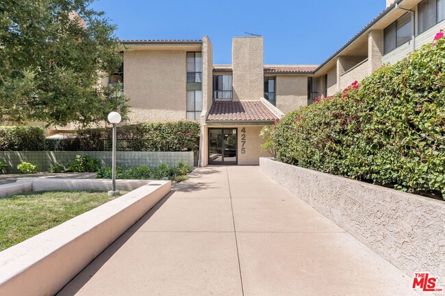 4275 Vía Arbolada-Unit -211 in Los Angeles, CA - Building Photo - Building Photo