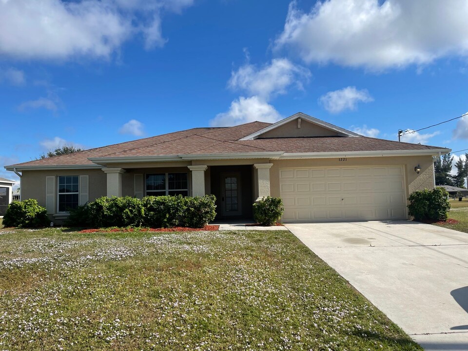 1221 NW 25th Pl in Cape Coral, FL - Building Photo