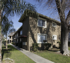 Sylvan Gardens in Van Nuys, CA - Building Photo - Building Photo