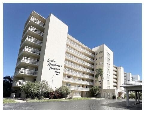 501 Lake Shore Dr in West Palm Beach, FL - Building Photo - Building Photo