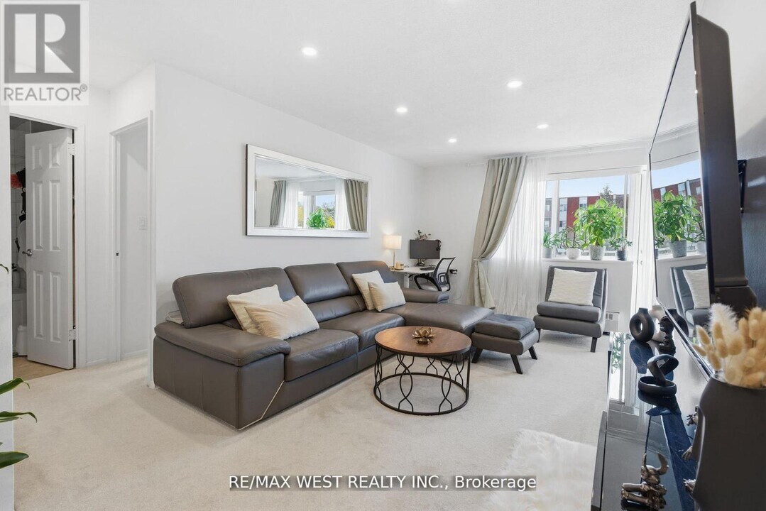 2485 Woking Crescent in Mississauga, ON - Building Photo