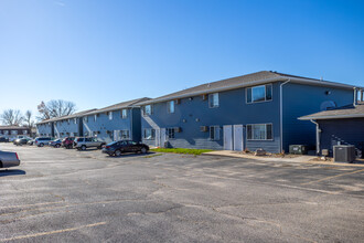 Grand View Apartments in Marion, IA - Foto de edificio - Building Photo