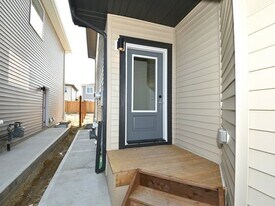 2123-2125 5 Ave SW in Edmonton, AB - Building Photo