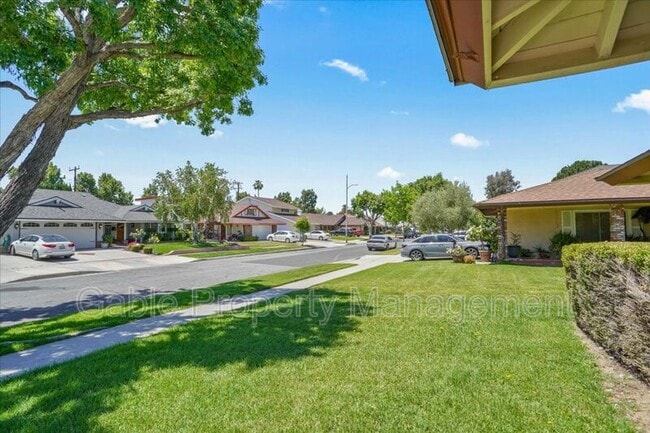 19555 Four Oaks St in Santa Clarita, CA - Building Photo - Building Photo