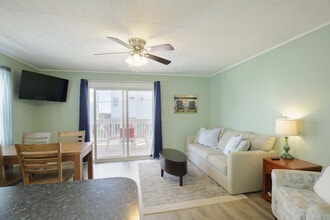 606 Carolina Beach Ave S in Carolina Beach, NC - Building Photo - Building Photo