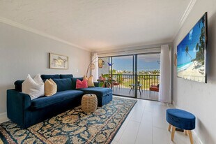 260 Southbay Dr in Naples, FL - Building Photo