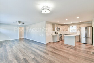 379 Valley Dr in Toccoa, GA - Building Photo - Building Photo