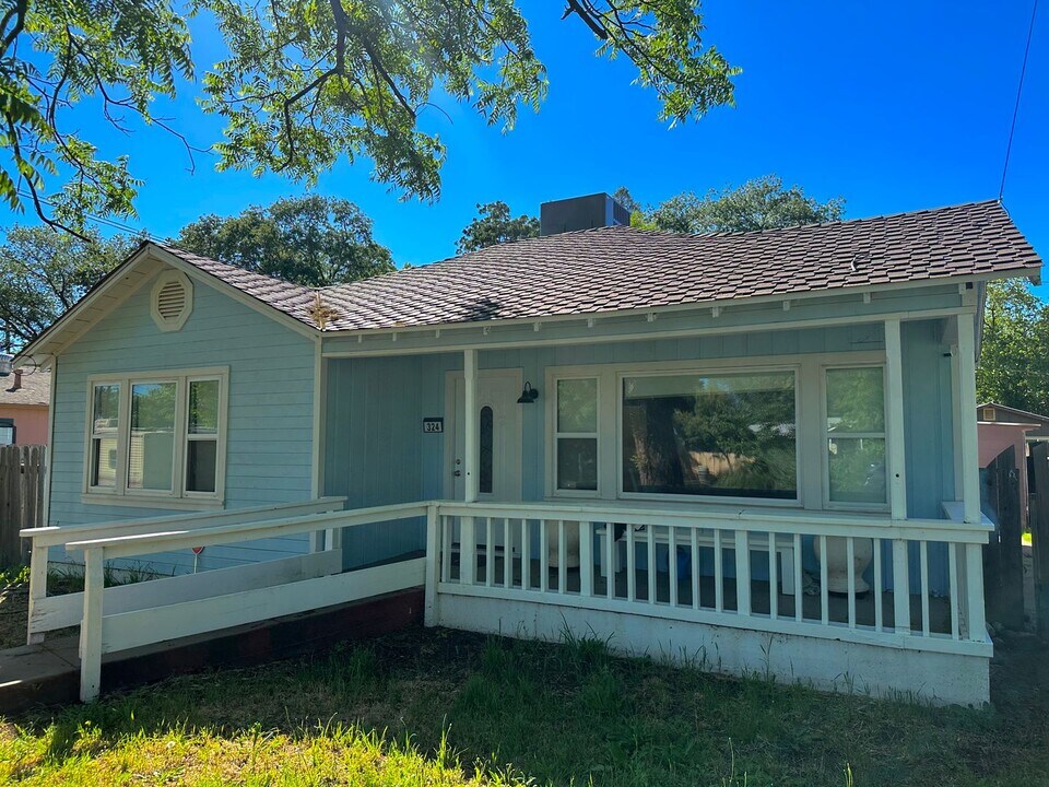 324 W 16th St in Chico, CA - Foto de edificio
