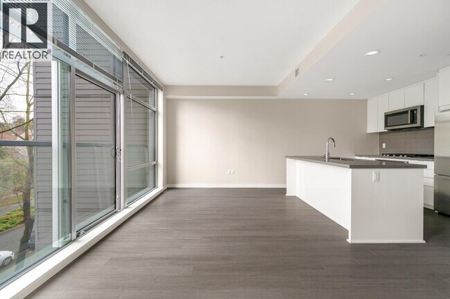 255 W 1st St in North Vancouver, BC - Building Photo - Building Photo