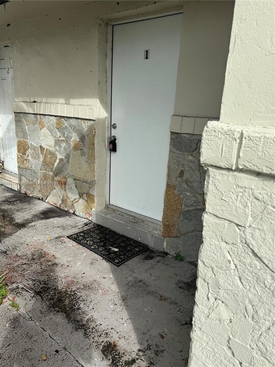 2645 NW 21st Ave in Oakland Park, FL - Building Photo