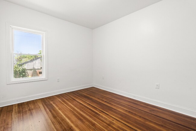 5 Siegel St, Unit 5-3 in Bristol, RI - Building Photo - Building Photo