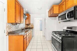 116 E Campus View Dr in Riverside, CA - Building Photo