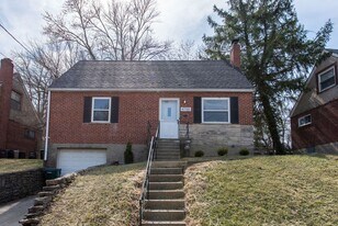 4755 Hardwick Dr in Cincinnati, OH - Building Photo