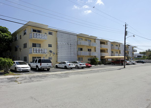 Venice Gardens Apartments in North Miami, FL - Foto de edificio - Building Photo