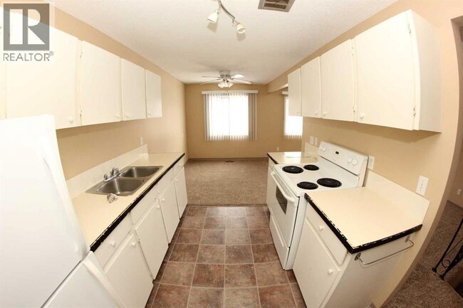 1713 St Edward Blvd N in Lethbridge, AB - Building Photo - Building Photo