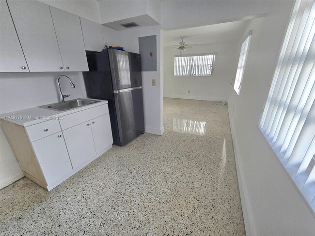 11040 SW 4th St, Unit 2 in Miami, FL - Foto de edificio - Building Photo