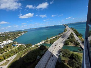 601 NE 36th St in Miami, FL - Foto de edificio - Building Photo