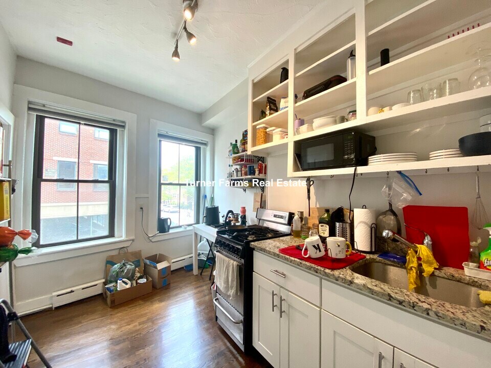 127 Willow St, Unit 114 in Cambridge, MA - Building Photo