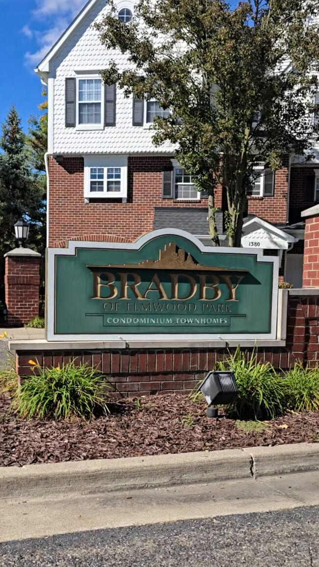 1374 Village Dr in Detroit, MI - Building Photo - Building Photo