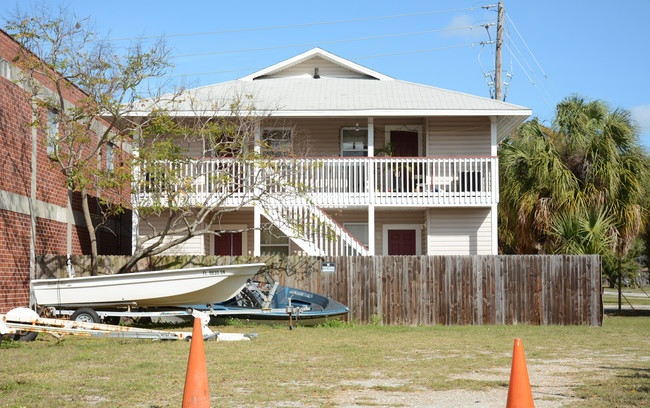 1308 Burlington Ave N in St. Petersburg, FL - Foto de edificio - Building Photo