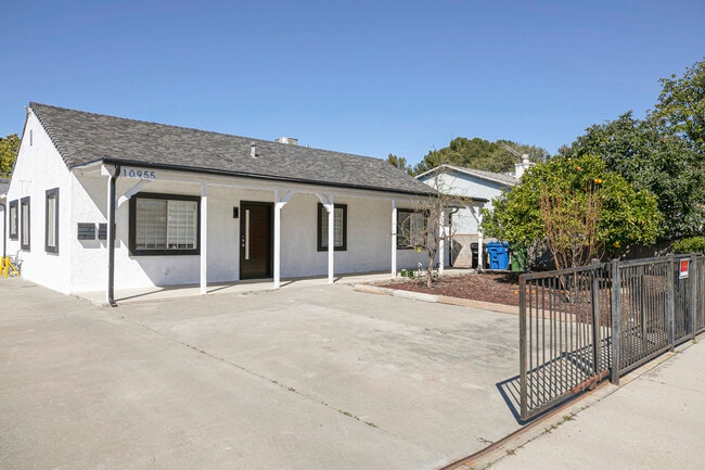 10955 Burnet Ave in Mission Hills, CA - Foto de edificio - Building Photo