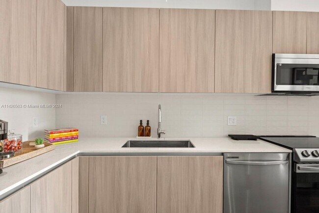 2800 SW 27th Terrace in Miami, FL - Building Photo - Building Photo