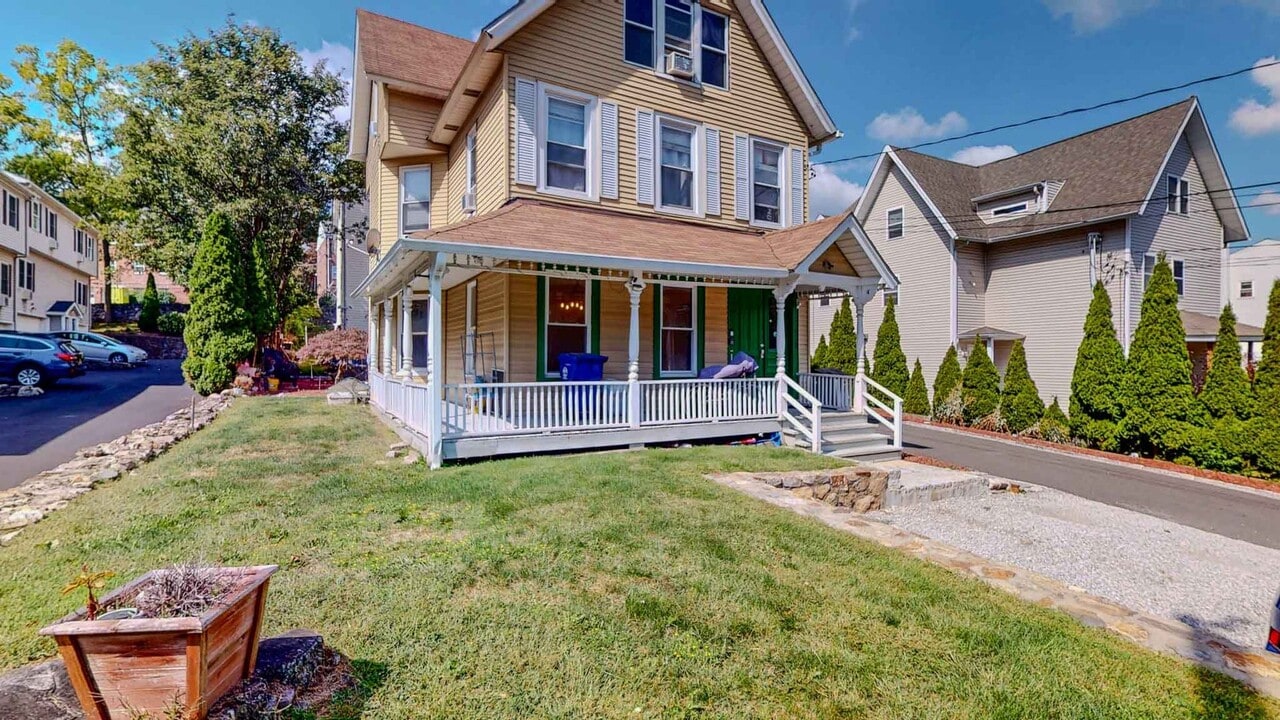 25 Van Buren Ave in Norwalk, CT - Building Photo