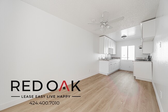 8555 Independence Ave in Los Angeles, CA - Foto de edificio - Building Photo