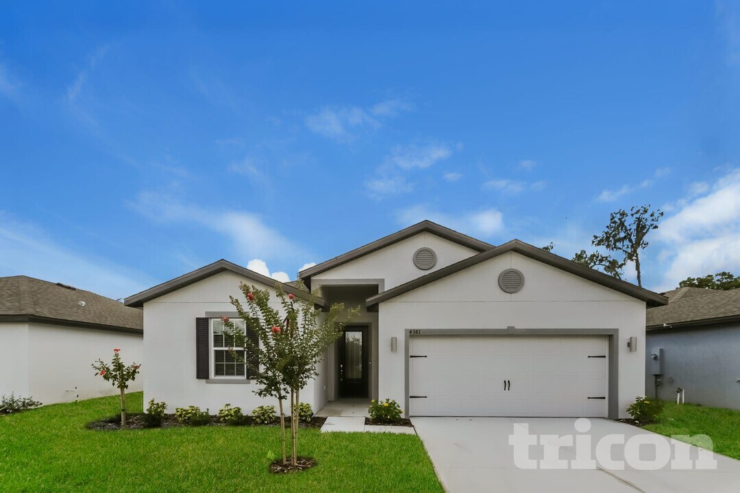 4381 Carrabelle River Ln in Lakeland, FL - Foto de edificio