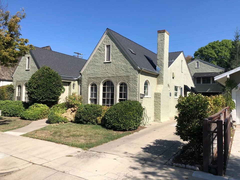 508 Lottie Ave in Modesto, CA - Foto de edificio