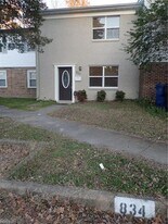 834 N Buckingham Ct in Virginia Beach, VA - Building Photo