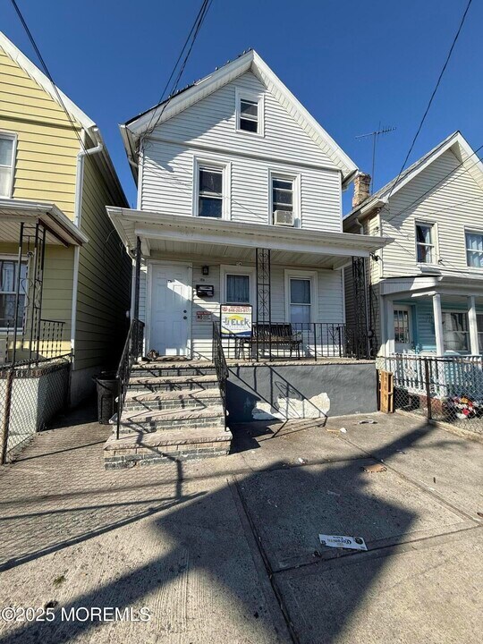 647 State St in Perth Amboy, NJ - Building Photo