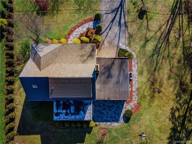 13 Colonial Rd in Scarsdale, NY - Building Photo - Building Photo