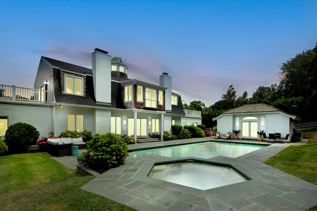 1 Harbor View Dr in Newport, RI - Building Photo