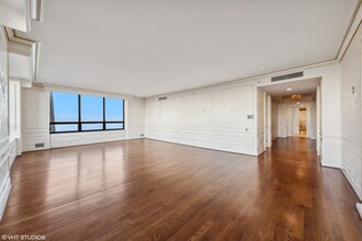 180 E Pearson St, Unit 4901 in Chicago, IL - Building Photo - Building Photo