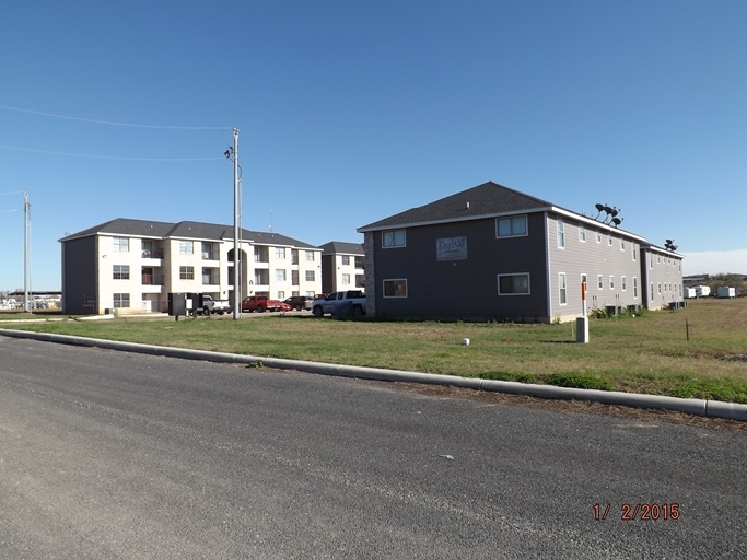 Brick Wall Apartments in Floresville, TX - Foto de edificio