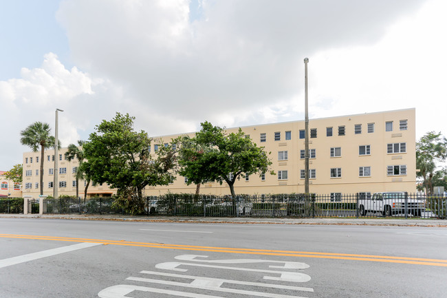 St. Mary's Towers in Miami, FL - Foto de edificio - Building Photo