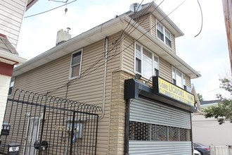 705 Henderson Ave in Staten Island, NY - Building Photo - Building Photo