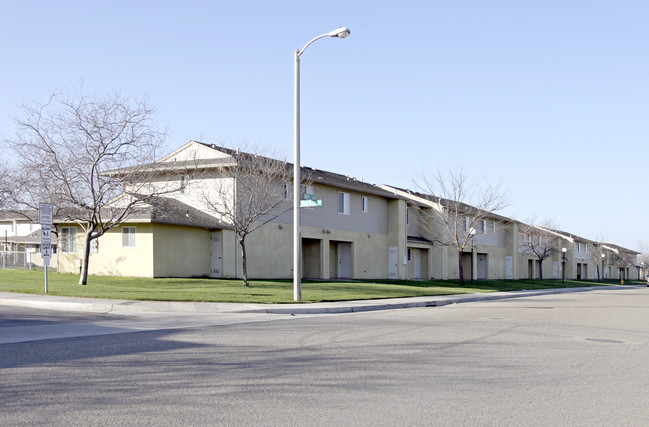 Poplar Grove Apartments in Porterville, CA - Foto de edificio - Building Photo