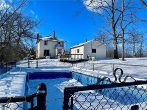 250 Center Rd in Bedford, OH - Building Photo - Building Photo