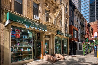 246 E 53rd St in New York, NY - Foto de edificio - Building Photo