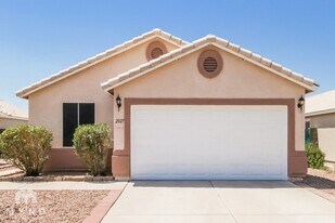 2027 W 21st Ave in Apache Junction, AZ - Building Photo